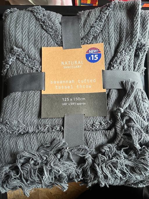 Buy & Sell Becontree Heath East London - Photos for Grey savannah tufted tassel throw