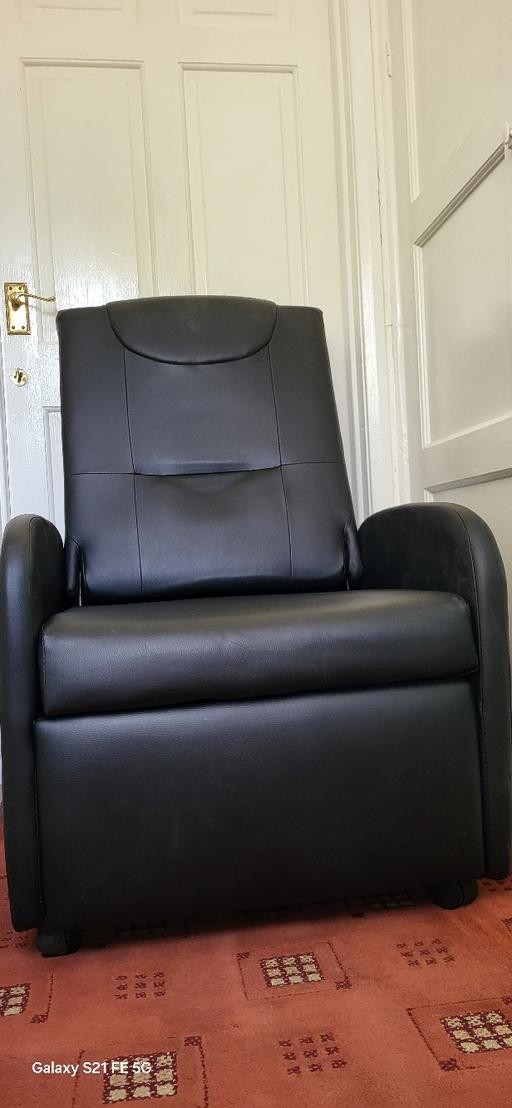 Buy & Sell Bloxwich Walsall - Photos for RECLINER CHAIR ON CASTORS IN VGC