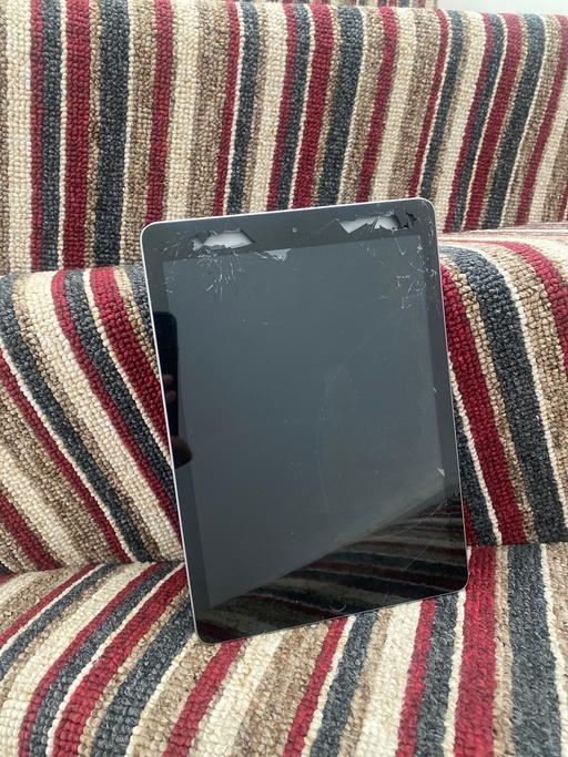 Buy & Sell Woodlands South West London - Photos for Locked and smashed Apple iPad Space Grey