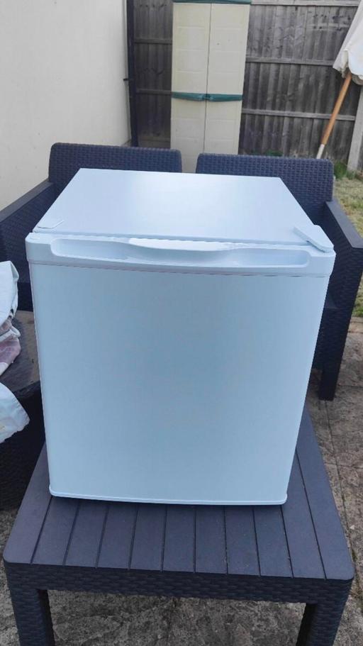Buy & Sell Brockley South East London - Photos for ESSENTIALS CTT50W20 Mini Fridge