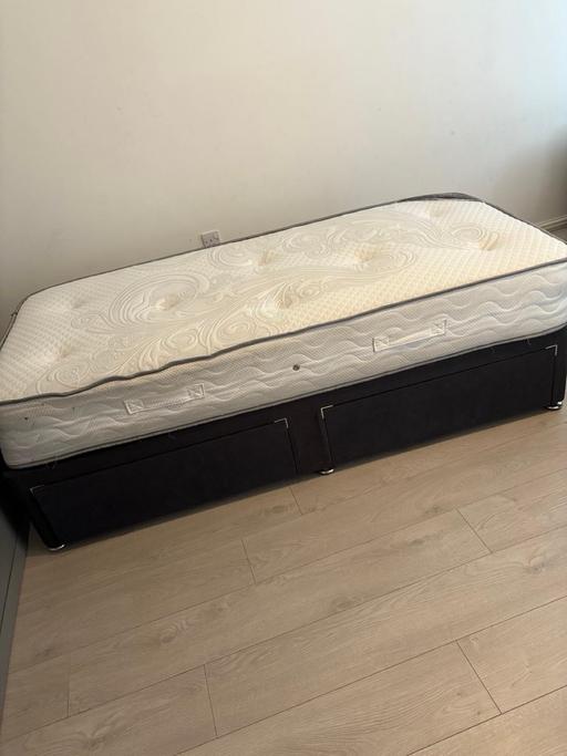 Buy & Sell Civic Centre Manchester - Photos for 1 Divan single bed