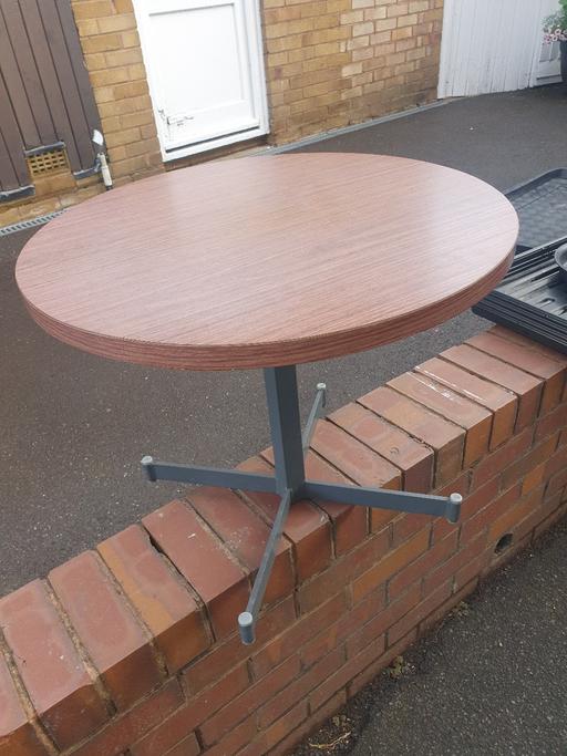 Buy & Sell Gornal Wood Dudley - Photos for Chunky Metal Framed Round Table, 24 x 20 inch