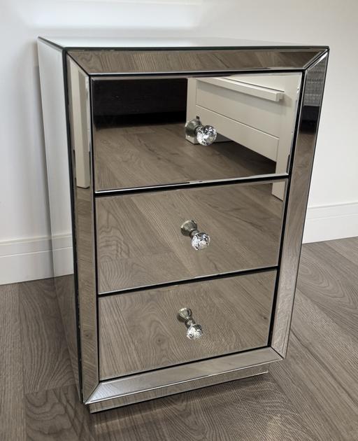 Buy & Sell Goffs Oak Broxbourne - Photos for 2 x Mirrored Glass Bedside Tables