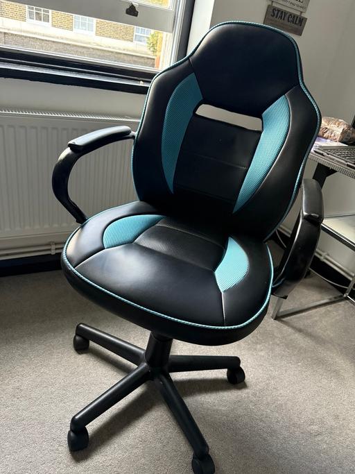 Buy & Sell Pentonville North London - Photos for Gaming table & seat