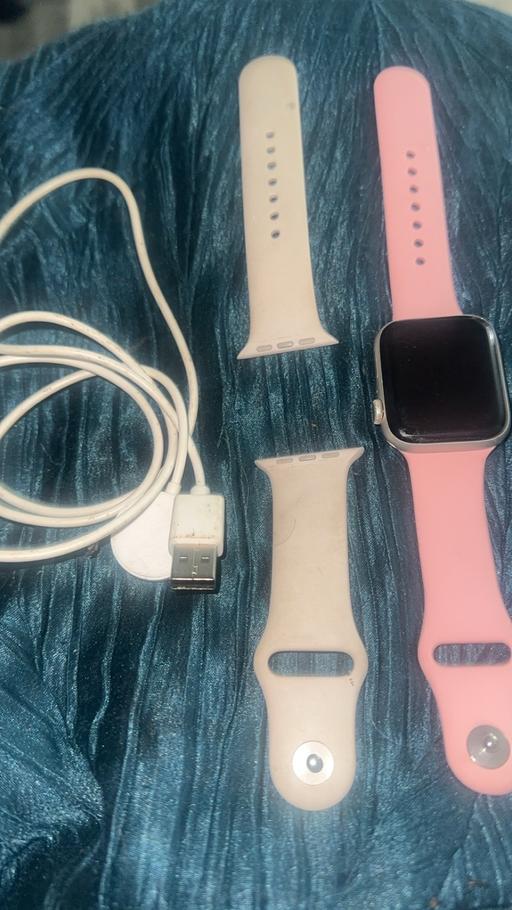 Buy & Sell Ince Wigan - Photos for Apple Watch SE 44mm 2 straps + charger