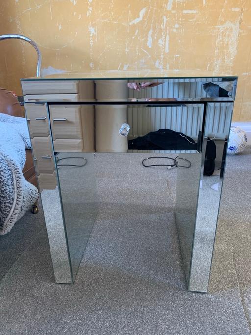 Buy & Sell Moorfields Liverpool - Photos for Glass mirrored bedside tables x 2