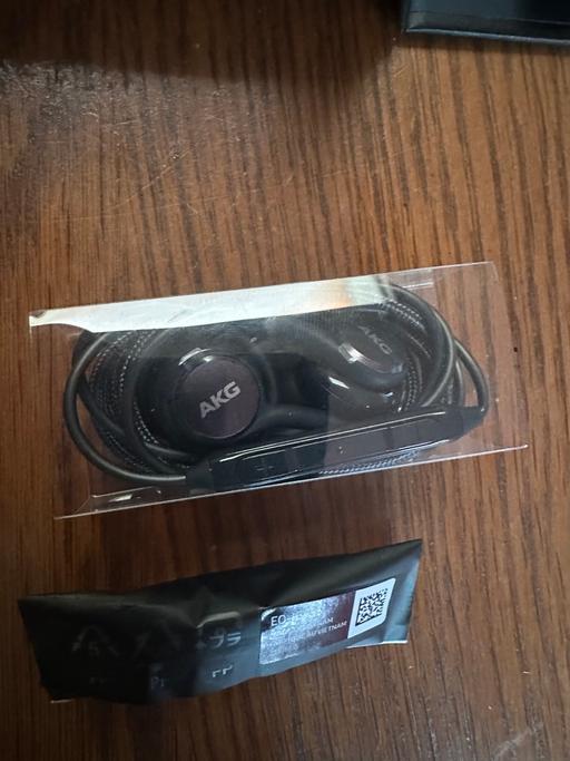 Buy & Sell Parkfields Wolverhampton - Photos for 1 pair of Samsung S8 in ear h phones & case