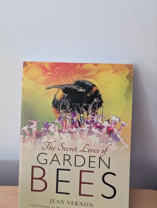 Buy & Sell Blackhorse Road East London - Photos for Bee book NEW garden flower
