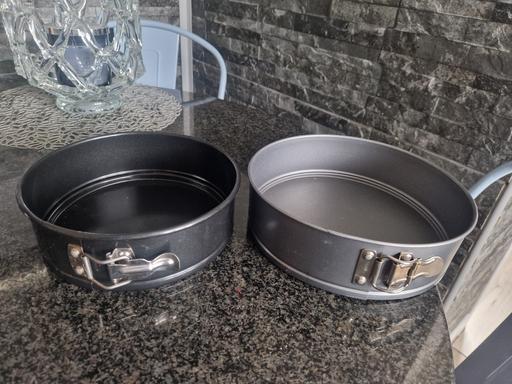 Buy & Sell Scholes Rotherham - Photos for 2 large cake tins false bottom