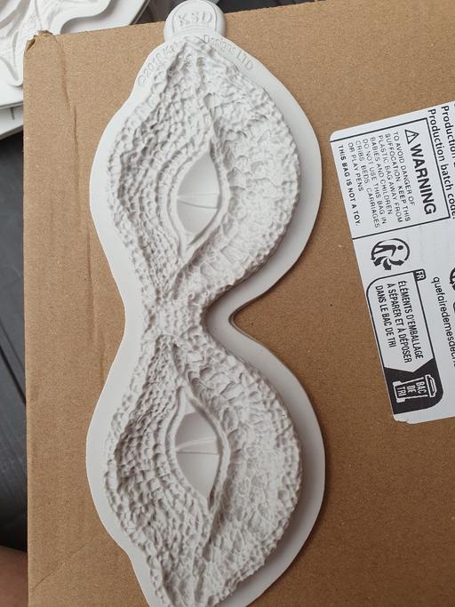 Classes Croydon Croydon - Photos for Katy sue dinossaur/dragon eye silicone mould