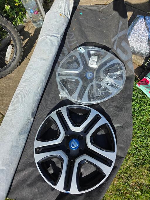 Vehicles Kitts Green Birmingham - Photos for 2 Dacia wheel trims 16inch