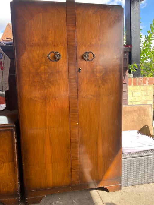 Buy & Sell Farncombe Waverley - Photos for Vintage wardrobe and dresser.
