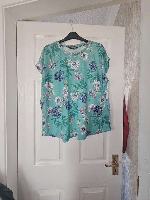 Buy & Sell Newton Doncaster - Photos for Floral pattern T-shirt, size 18.