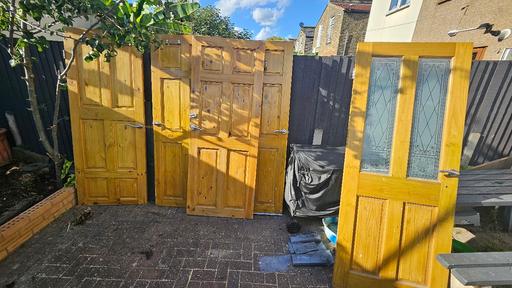 Buy & Sell Forest Gate East London - Photos for 7 pine doors with handle, hinges, and lock.