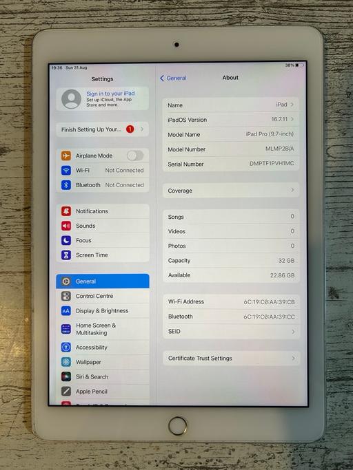 Buy & Sell Aston Birmingham - Photos for Silver Ipad Pro (9.7 Inches - 2018 Model)