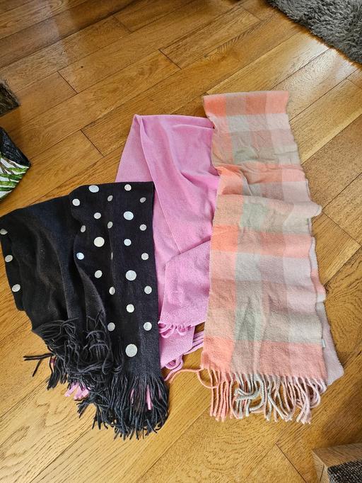 Buy & Sell Newton Doncaster - Photos for 3 winter scarves.