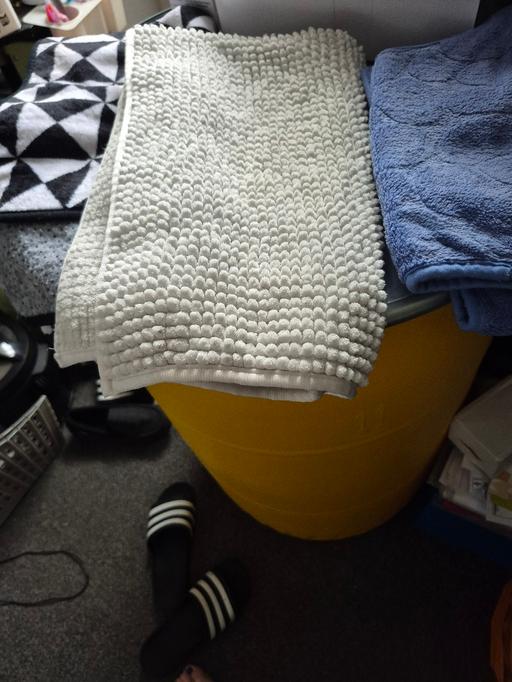 Buy & Sell Stockwell South West London - Photos for bathroom mats 2 pounds each