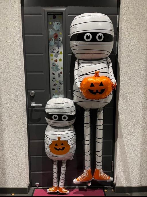 Classes Heywood Rochdale - Photos for Mummy holding pumpkin foil Halloween balloon