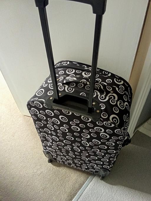 Buy & Sell Hackney Wick East London - Photos for large suitcase