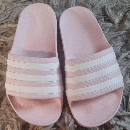 Buy & Sell Clayton West Kirklees - Photos for Pink and White Stripe Adidas Sliders
