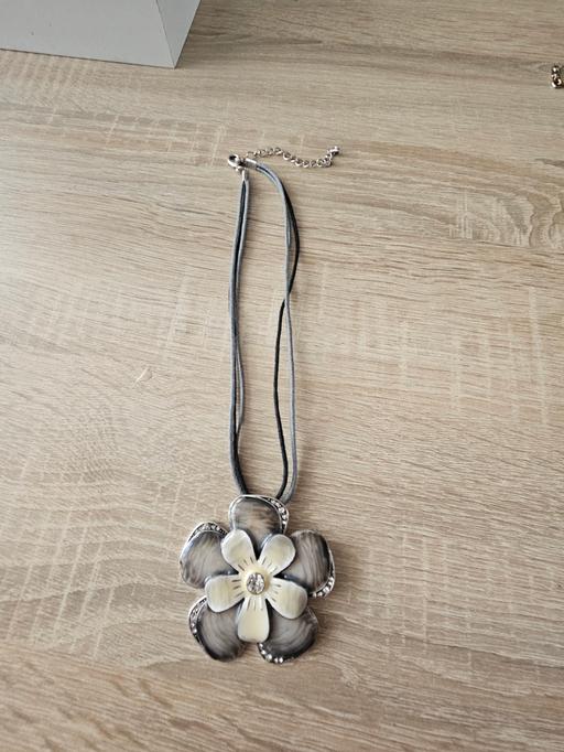 Buy & Sell Newton Doncaster - Photos for Flower necklace.