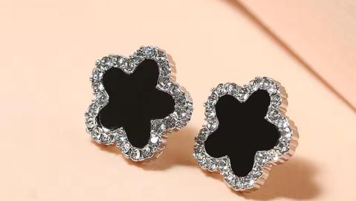 Buy & Sell Colyers South East London - Photos for Flower shaped crystal stone studs.