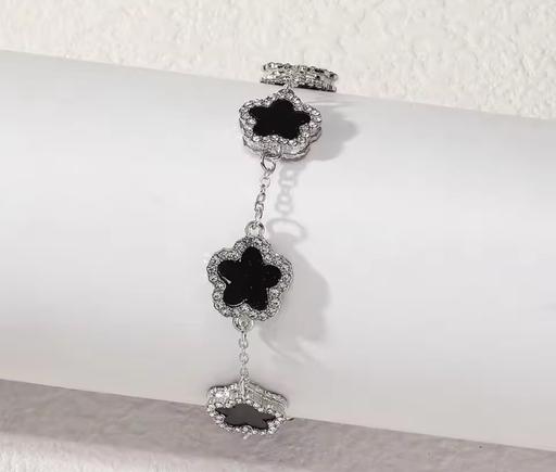 Buy & Sell Colyers South East London - Photos for Flower clover bracelet.