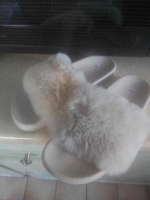 Buy & Sell Streetly Walsall - Photos for BRAND NEW FUR SLIDERS