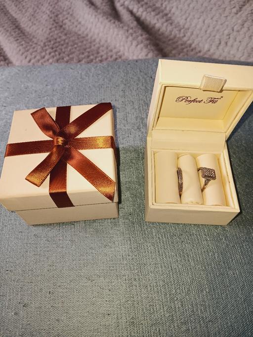Buy & Sell Wapping East London - Photos for white gold engagement ring real diamonds N