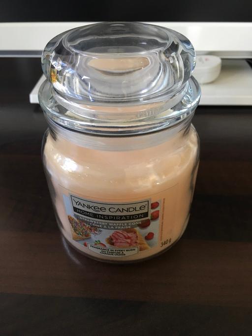 Buy & Sell Langford Central Bedfordshire - Photos for Yankee Candle 340g (Strawberry Waffle)