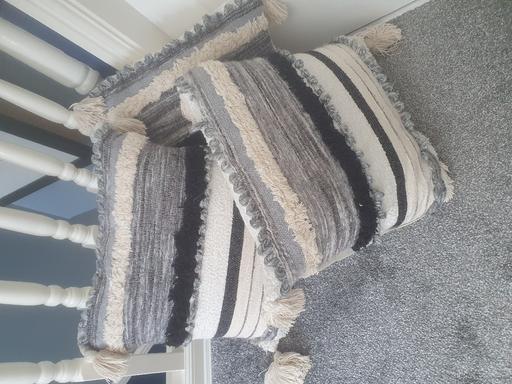 Buy & Sell Brinsford South Staffordshire - Photos for 3 large cushions