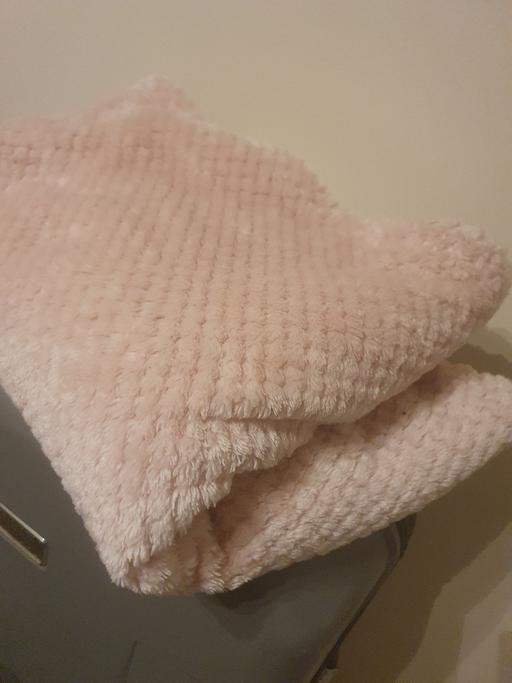 Buy & Sell Bradmore Wolverhampton - Photos for Soft pink blanket throw 160 x 120cm