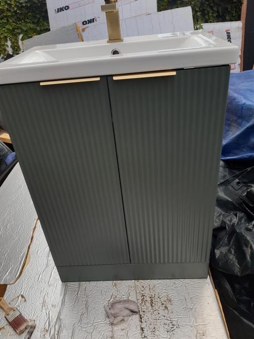 Buy & Sell Southfields South West London - Photos for Bathrom cabinet with sink and tap