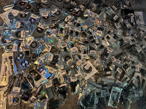 Vehicles Moxley Walsall - Photos for CAR BRAND KEYCHAINS JOBLOT