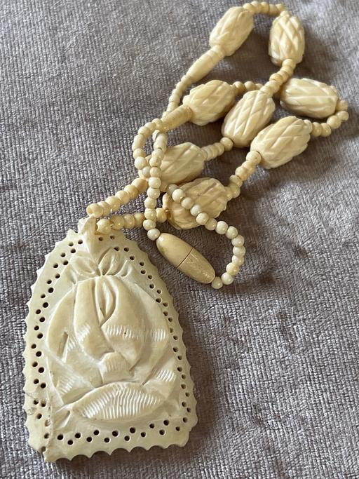 Buy & Sell Rottingdean Brighton - Photos for Lovely vintage carved necklace