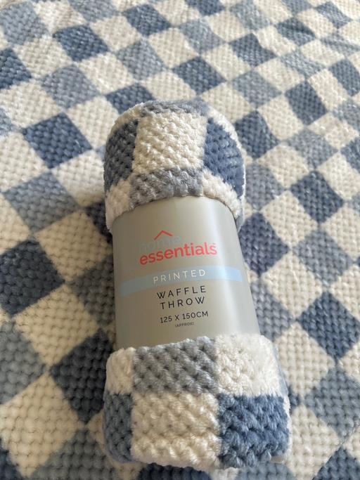 Buy & Sell Dovecot Knowsley - Photos for Large throw. New. Super soft. Blue & white