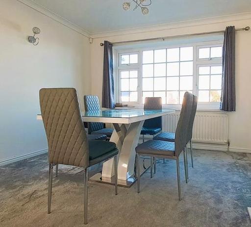 Buy & Sell Sheldon Birmingham - Photos for CHROME METAL & WHITE HIGH GLOSS DINING TABLE