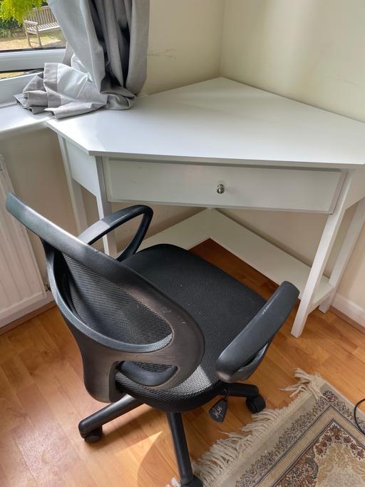Buy & Sell New Malden Kingston upon Thames - Photos for White Corner Desk with Black Office Chair