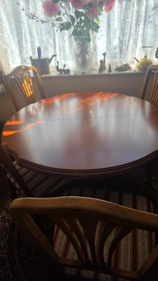 Buy & Sell Bilston Wolverhampton - Photos for Dinning table and 4 chairs
