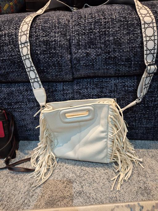 Buy & Sell Oakwood Derby - Photos for White tassled shoulder bag