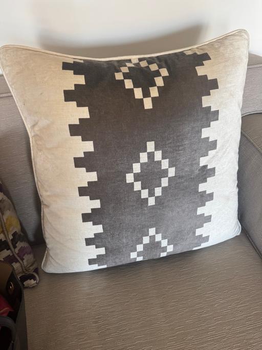 Buy & Sell Edgware Road West London - Photos for Andrew Martin velvet Navajo cushions