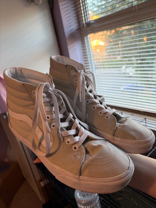 Buy & Sell Staveley Chesterfield - Photos for Vans HiTops