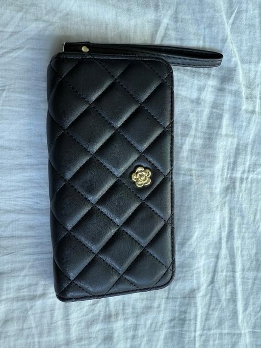Buy & Sell Drayton Cherwell - Photos for Black Quilted Purse - Gold Accents & Flower