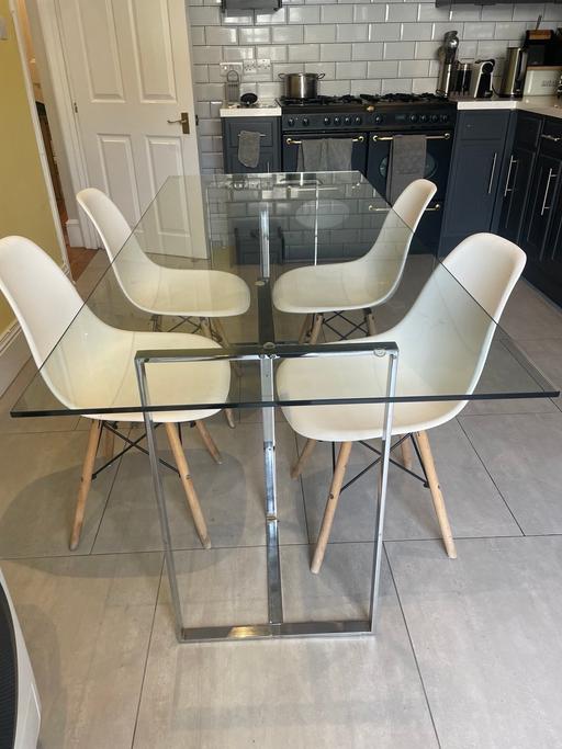 Buy & Sell Barnsbury North London - Photos for Glass Dining Table and Chairs