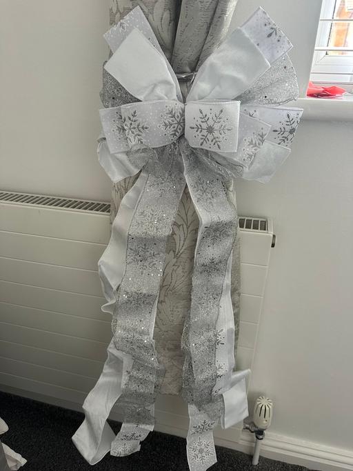 Buy & Sell Prescot Knowsley - Photos for White/silver bow tree topper 