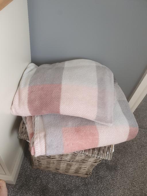 Buy & Sell Bradmore Wolverhampton - Photos for 2 x matching throws 130cm x 150cm