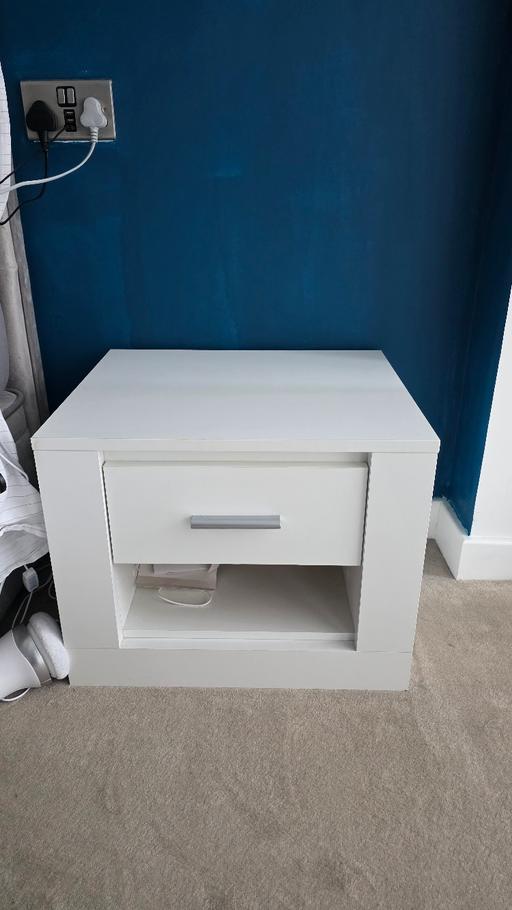 Buy & Sell Stockwell South West London - Photos for 2 bedside cabinet