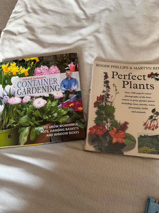 Buy & Sell New Eltham South East London - Photos for 2 gardening books