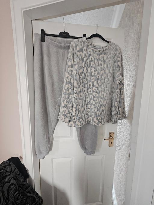 Buy & Sell Newton Doncaster - Photos for Soft fluffy loungewear set, size 18/20.