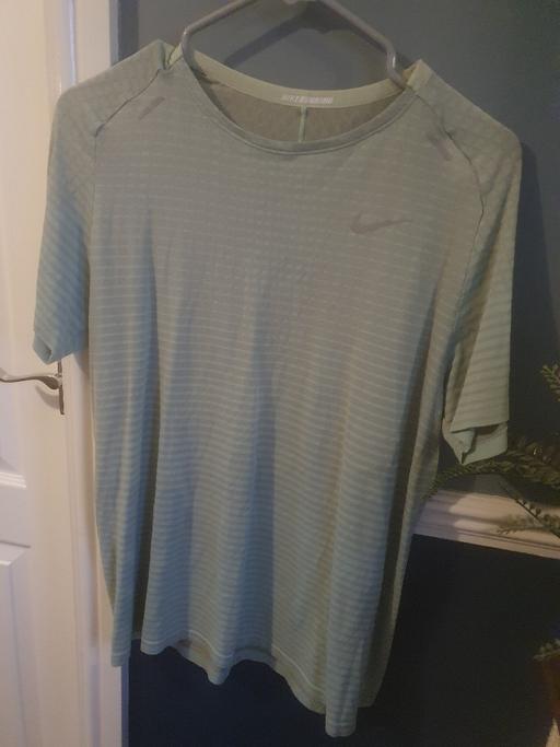 Buy & Sell Penn Fields Wolverhampton - Photos for NIKE Dri Fit top Medium